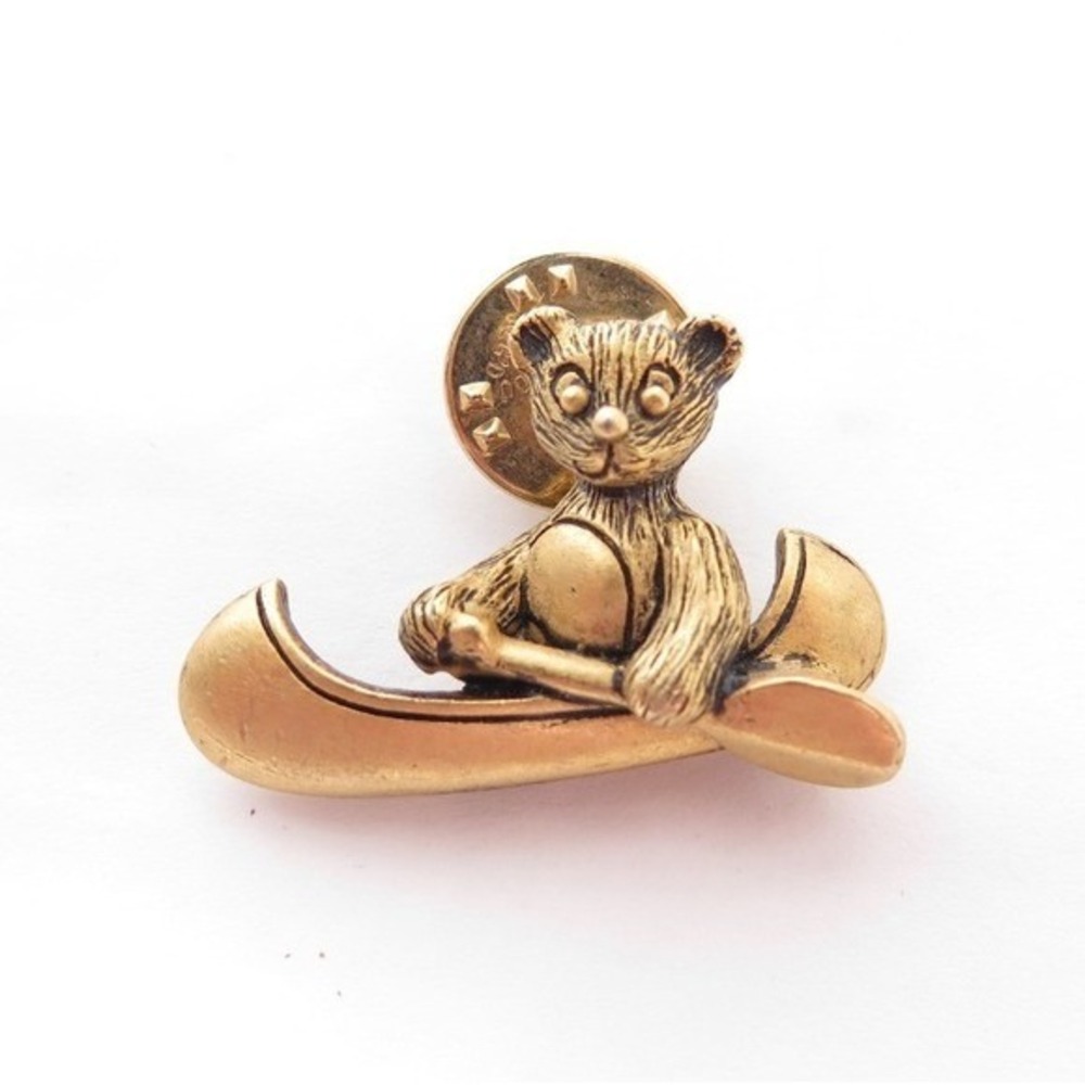 VINTAGE 1996 MARK ELIOT SCHWABE GOLD TONE TEDDY BEAR CANOE LAPEL PIN FIGURAL